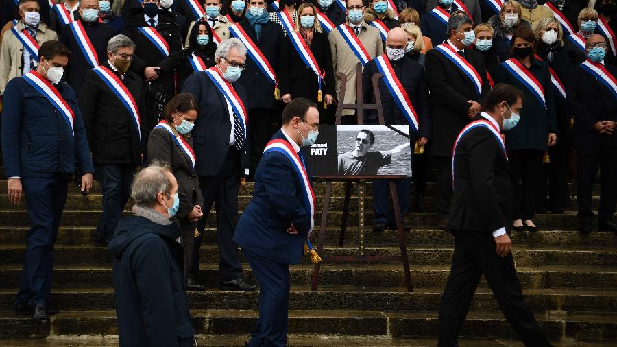 Homenagem ao professor Samuel Paty que foi decapitado em Paris - CHRISTOPHE ARCHAMBAULT/AFP