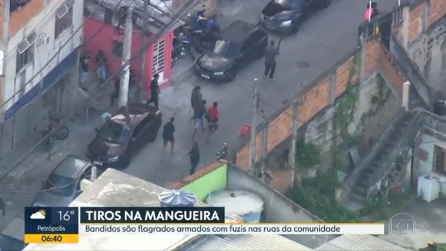 Imagens da TV Globo mostram homens armados correndo pelas ruas do Morro da Mangueira, na zona norte do Rio, durante operação policial - Reprodução/TV Globo
