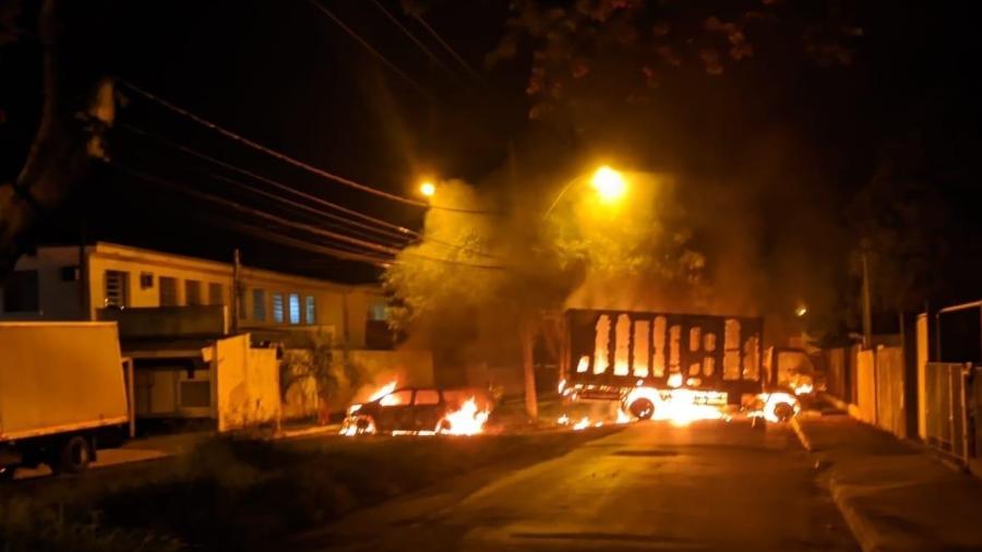 Criminosos incendiaram veculos para tentar impedir ao da Polcia Militar em Araraquara - Reproduo/Twitter