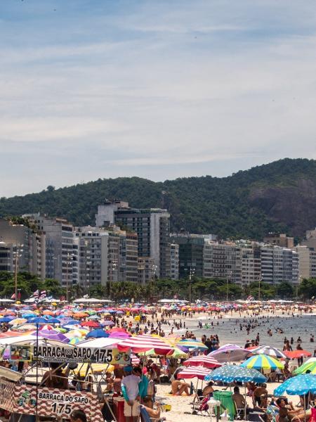  Banhistas têm lotados as praias e os bares da zona sul carioca, apesar das recomendações de distanciamento - VANESSA ATALIBA/ZIMEL PRESS/ESTADÃO CONTEÚDO