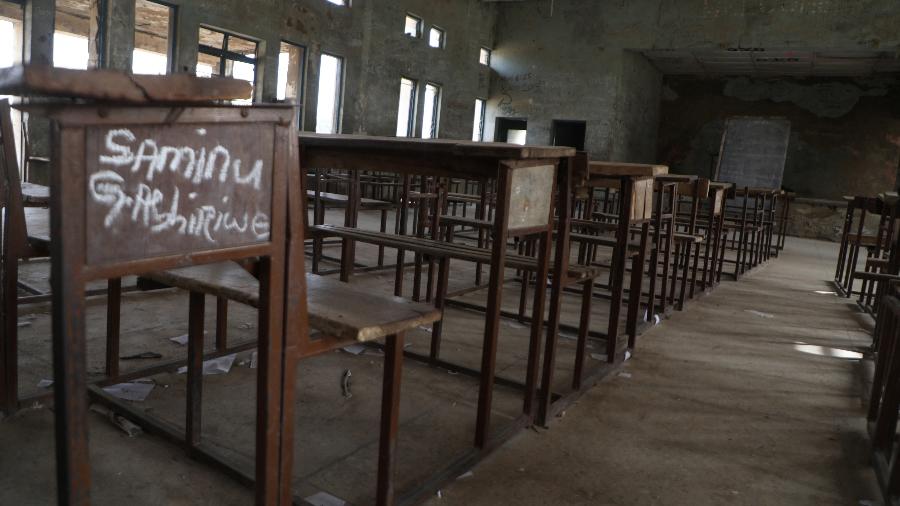 Sala de aula vazia no colégio onde homens armados sequestraram dezenas de estudantes em Kagara (Nigéria) - Kola Sulaimon/AFP