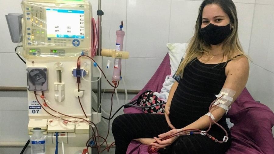 Gabriella, quando estava grávida, durante sessão de hemodiálise: "tudo que eu consegui conquistar de bom na minha vida eu devo à hemodiálise" - Arquivo pessoal/BBC News Brasil