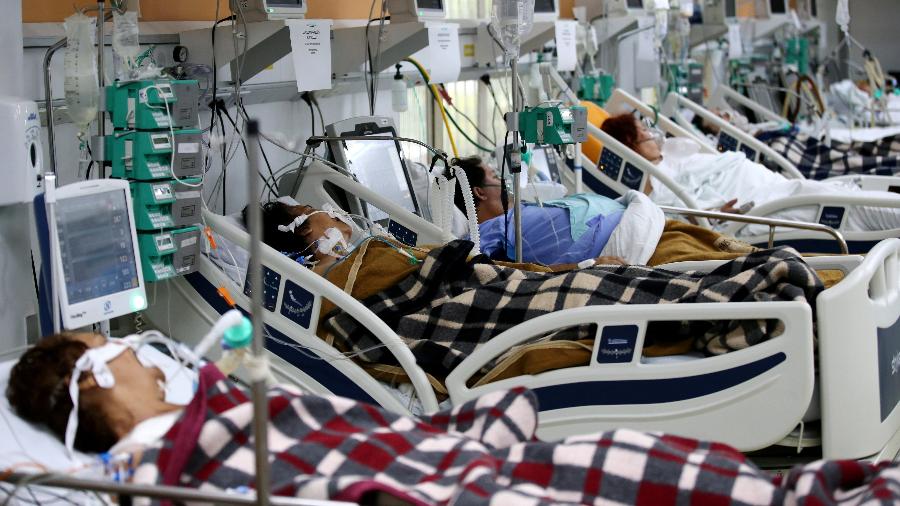 Pacientes na sala de emergência lotada de hospital em Porto Alegre em meio à pandemia de covid-19 - Diego Vara/Reuters