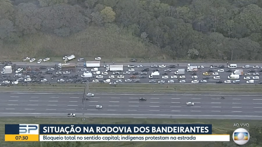 Manifestação interdita trecho da pista expressa da rodovia dos Bandeirantes, no sentido capital - Reprodução/TV Globo