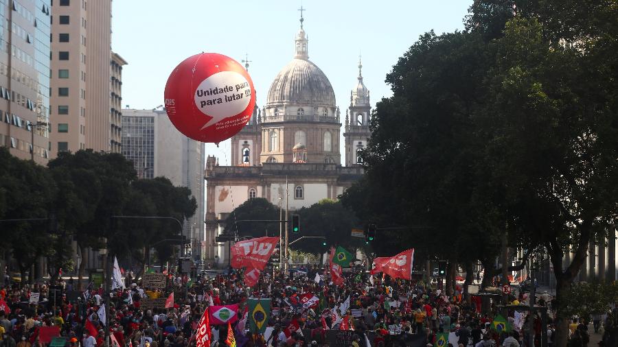 Igreja da Candelária foi palco de protestos contra o presidente Bolsonaro no Rio - PILAR OLIVARES/REUTERS