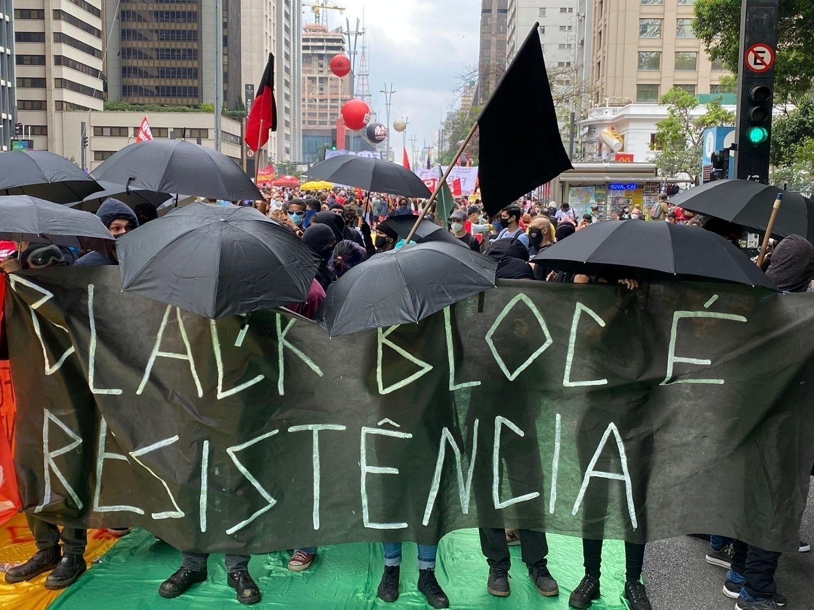 Grupo carrega faixa em que diz que "Black bloc é resistência", durante ato que protesta contra o presidente Jair Bolsonaro, em São Paulo - Herculano Barreto Filho/UOL