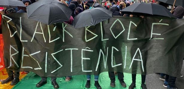 Black blocs rasgam bandeira verde e amarela em ato na Paulista
