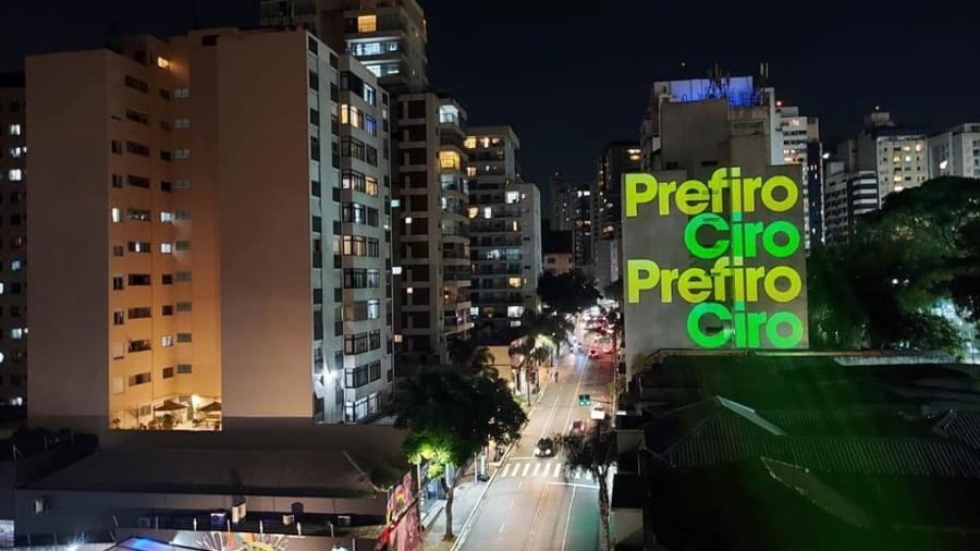 Projeção em prédio na cidade de São Paulo com a expressão "Prefiro Ciro" - 22.out.2021 - Reprodução/Facebook/cirogomesoficial