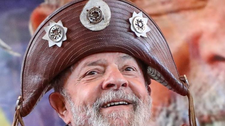 Pernambucano, Lula usa chapéu de cangaceiro durante título honoris causa recebido da UFPI