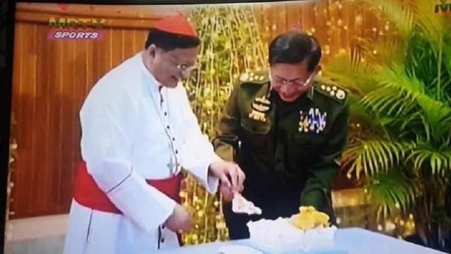 A principal autoridade católica de Mianmar, cardeal Charles Bo (à esquerda), partindo um bolo de Natal com o chefe da junta, general Min Aung Hlaing, no dia 23 de dezembro - Reprodução/Twitter