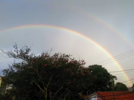 Arco-íris duplo é visto no céu da Inglaterra no dia da morte da