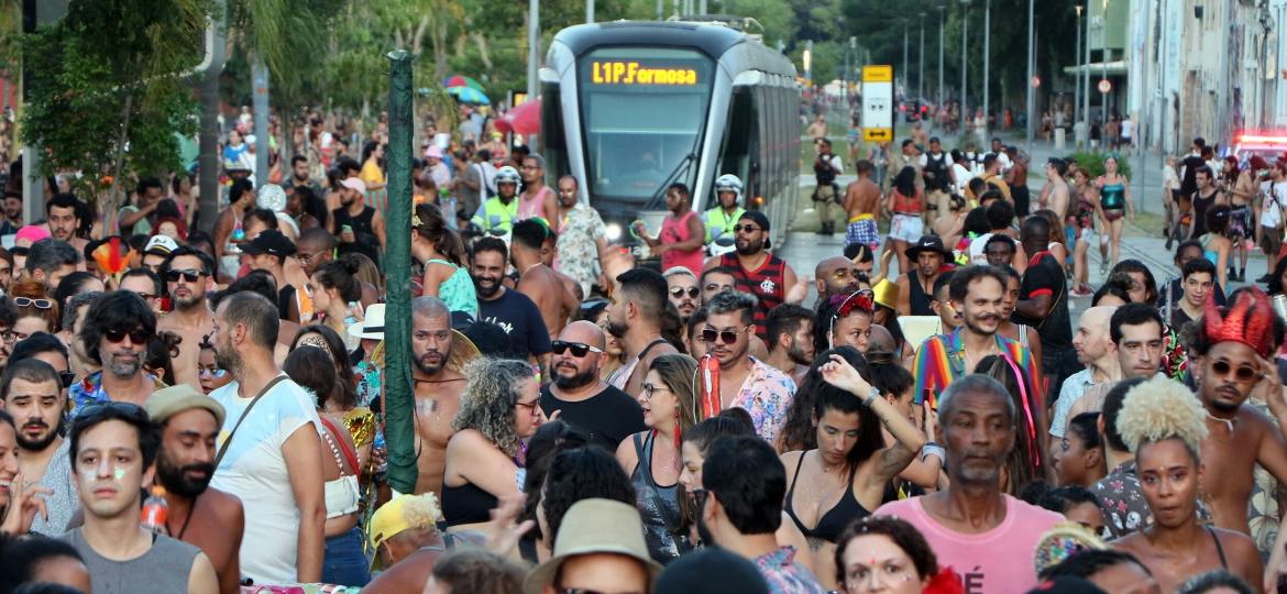 Foliões se divertem com a passagem de bloco clandestino pelas ruas da Zona Portuária do Rio de Janeiro, no centro da cidade, na tarde desta terça-feira, 1º de marco de 2022, feriado de Carnaval - 