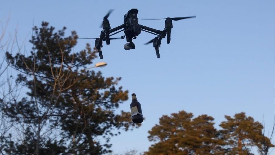 Um drone voador desenvolvido por membros das Forças de Defesa Territoriais da Ucrânia para lançar coquetéis molotov é retratado, enquanto a invasão da Ucrânia pela Rússia continua, em Kiev, Ucrânia 10 de março de 2022 - Reuters/Mykola Tymchenko