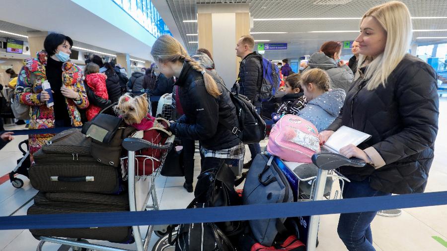 Refugiados judeus ucranianos que fugiram da guerra em seu país esperam nos balcões de check-in antes de seu voo para Tel Aviv na capital da Moldávia Chisinau, em 17 de março de 2022 - Gil Cohen-Magen/AFP
