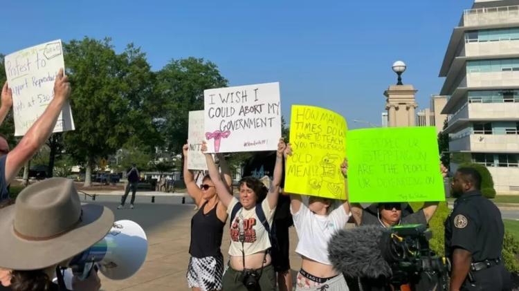 Pro-abortion protesters gather in Arkansas - BBC - BBC