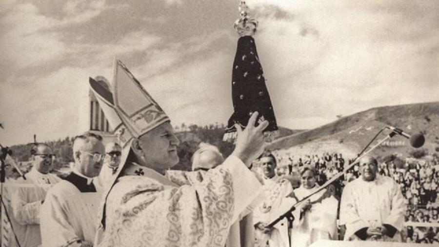 Há quem acredite que a imagem exposta no Santuário Nacional não é a original - BBC