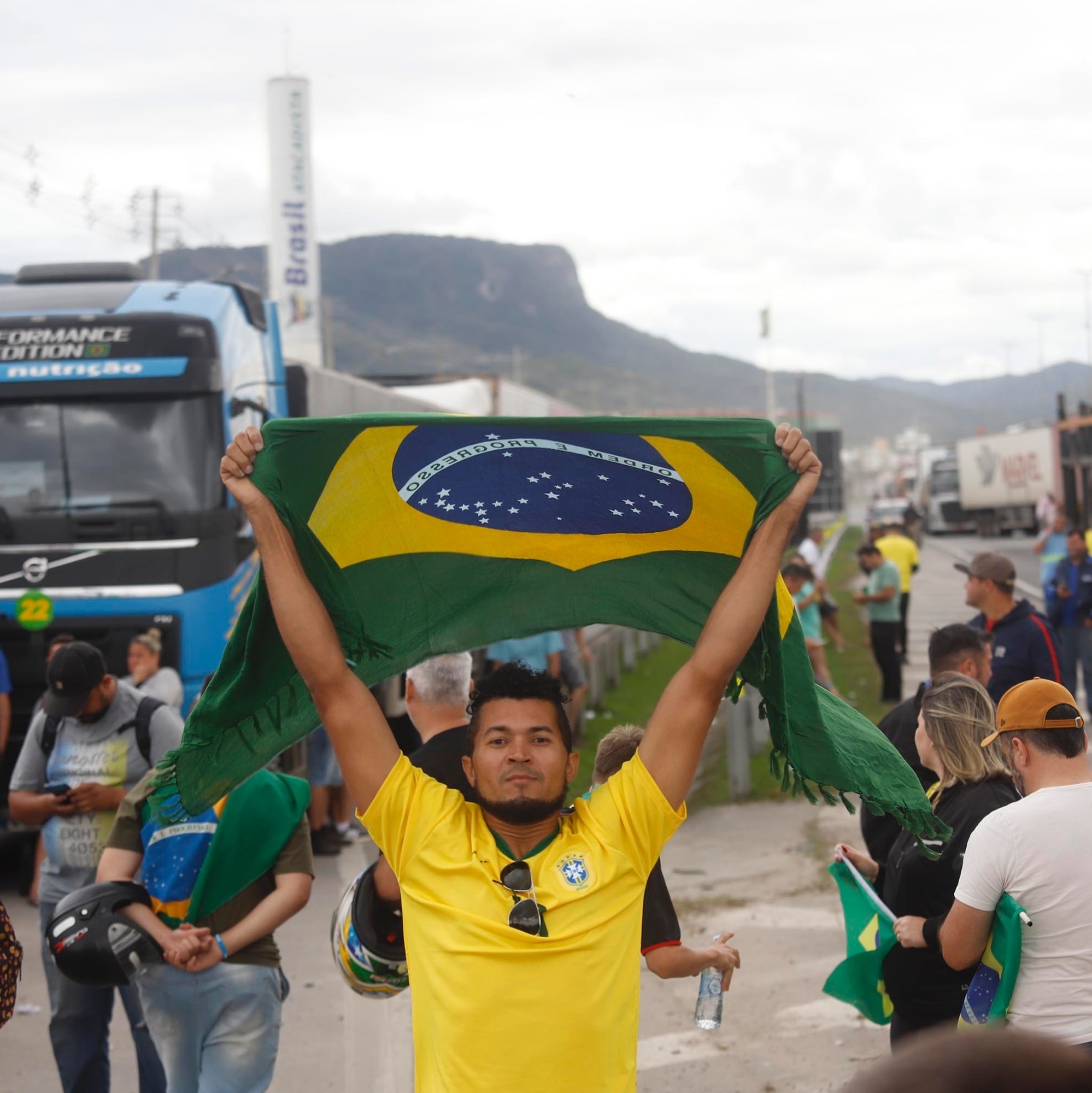 Bolsonaristas incentivam folgas para caminhoneiro votar - 20/10/2022 -  Mercado - Folha