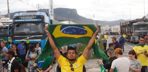 Apoiadores de Bolsonaro interditam com ajuda de caminhoneiros trecho da BR-101 em Palhoça (SC)