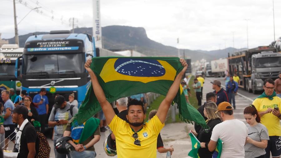 Um grupo de apoiadores do presidente e candidato derrotado à reeleição, Jair Bolsonaro (PL), interdita com ajuda de caminhoneiros trecho da BR-101 em Palhoça (SC) - RICARDO TRIDA/UAI FOTO/ESTADÃO CONTEÚDO