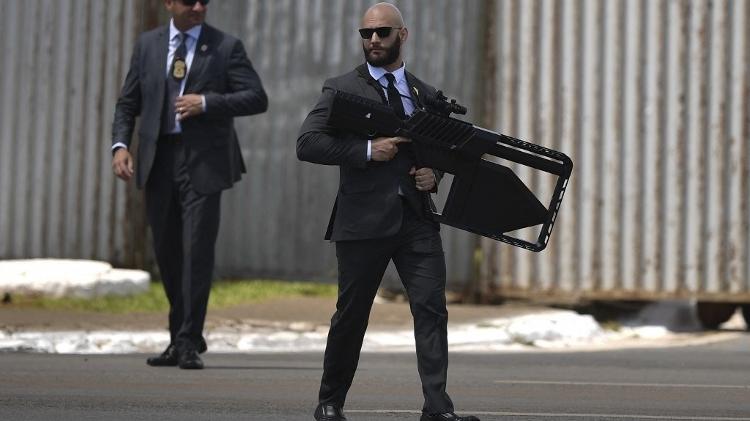 Agente da Polícia Federal anda com arma anti-drone antes da cerimônia de posse do presidente Lula em Brasília