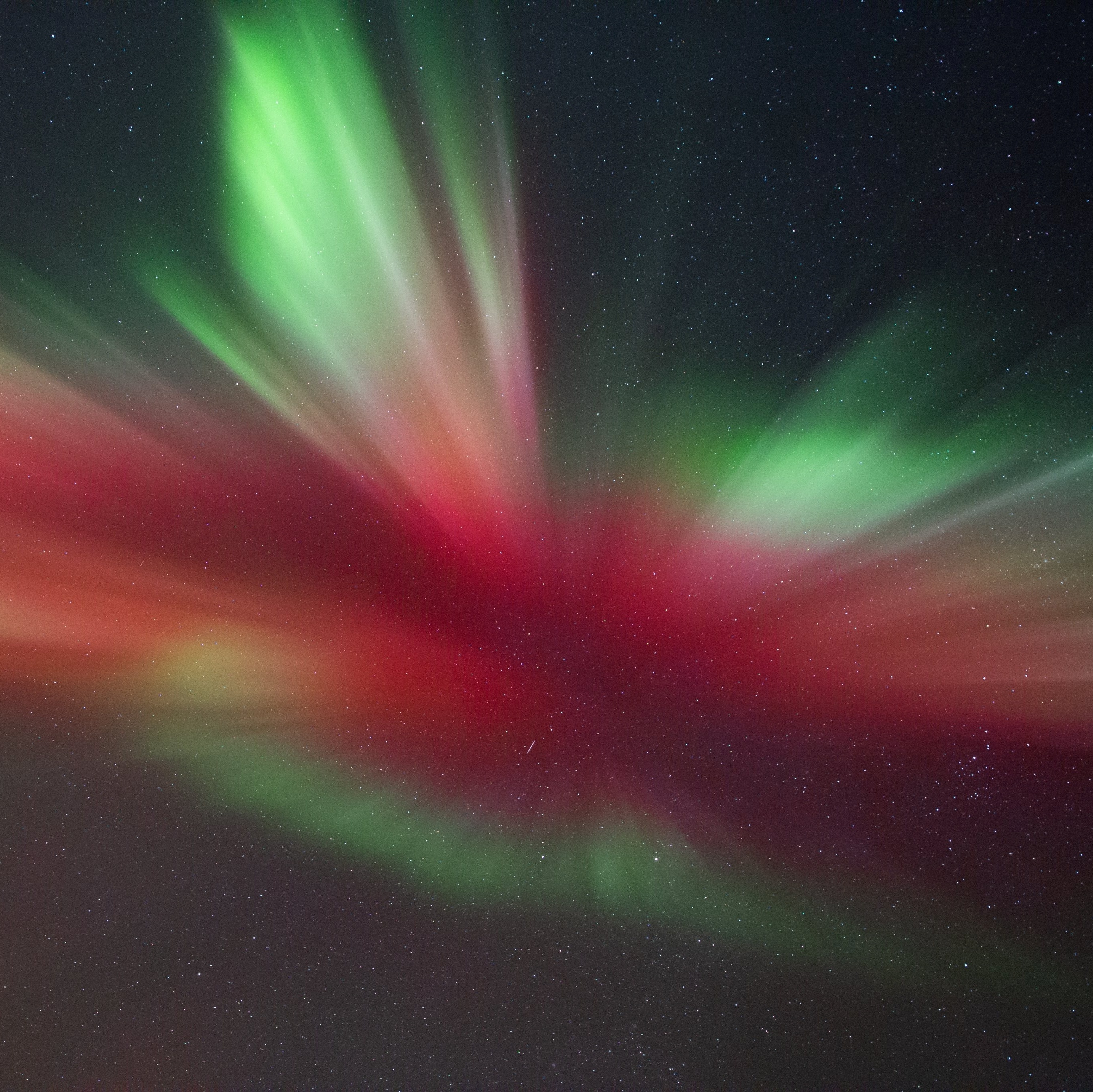 Auroras boreais vermelhas dão show nos céus da Europa e América; vídeo