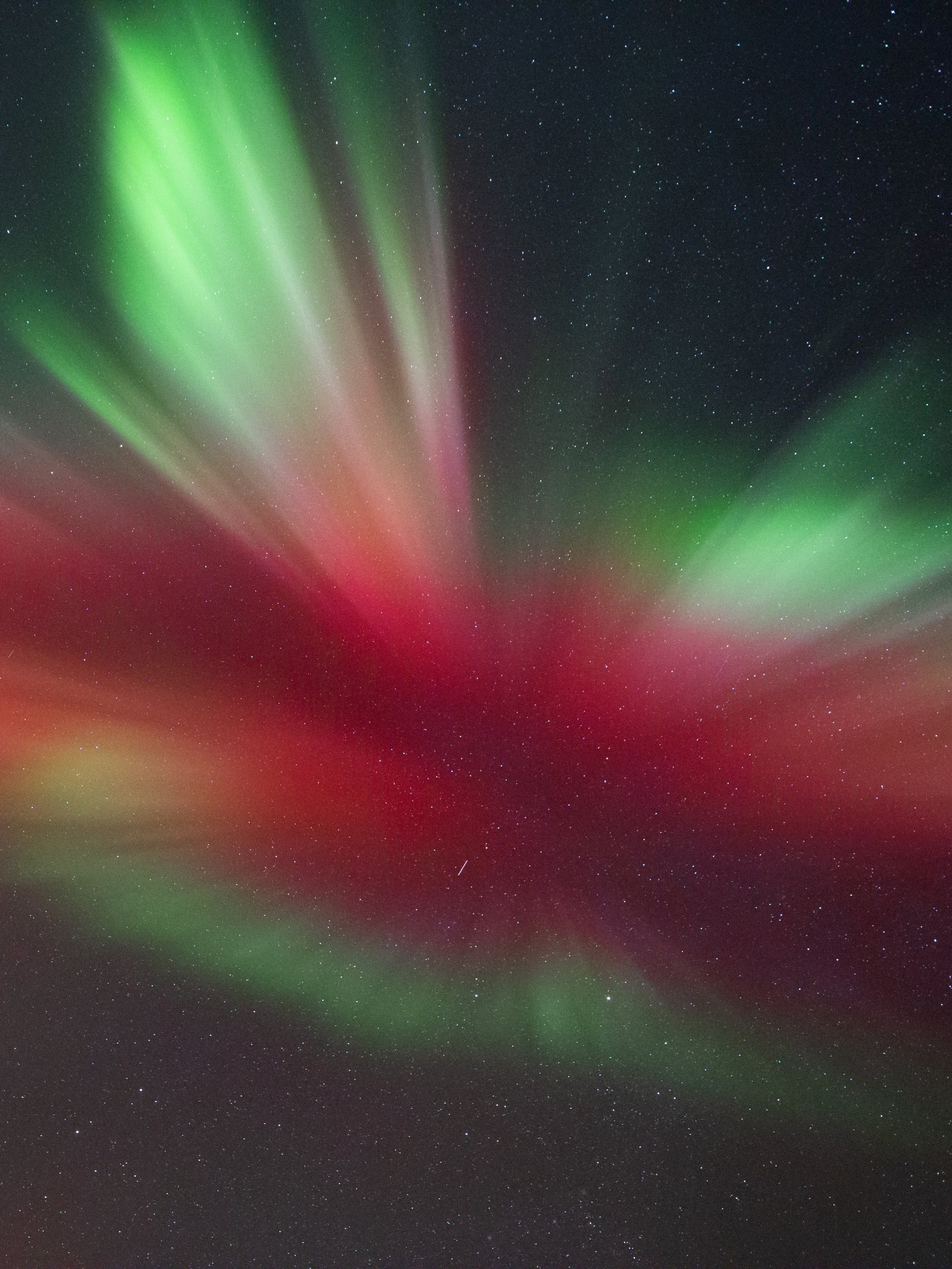 Tempestade solar causa rara aurora boreal de cor rosa Na Noruega