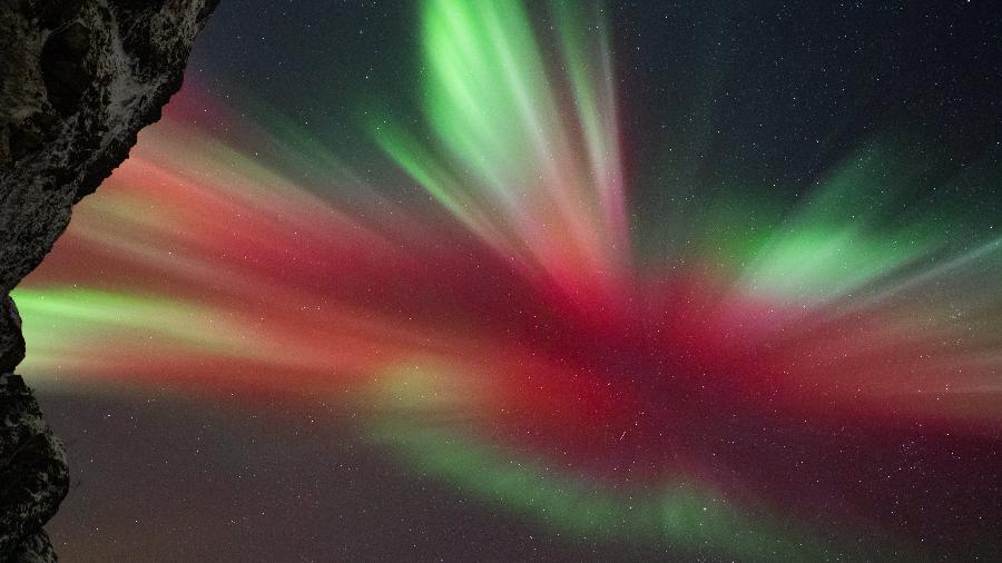 16.2.2023: Auroroa boreal vermelha sobre a cidade de Kåfjorddalen, na Noruega - Adrien Mauduit