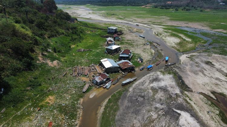Seca no lago Tefé, no Amazonas, em fotos de 28 e 29 de setembro de 2023