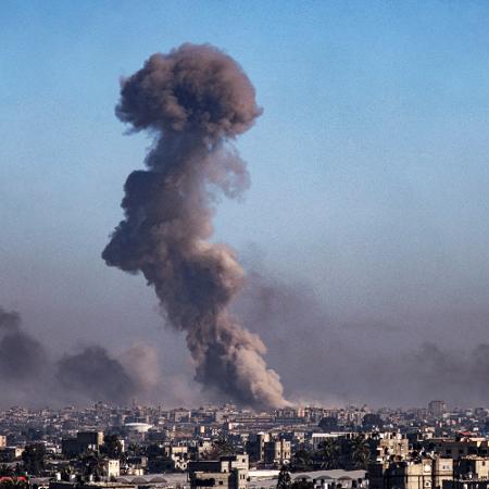 11.fev.2024 - Fumaça durante o bombardeio israelense sobre Khan Yunis, no sul da Faixa de Gaza - SAID KHATIB/AFP