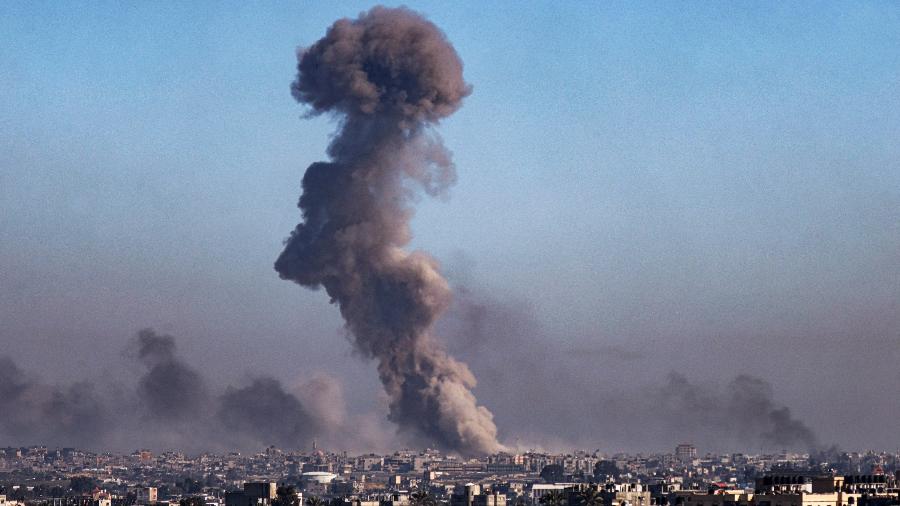 11.fev.2024 - Fumaça durante o bombardeio israelense sobre Khan Yunis, no sul da Faixa de Gaza