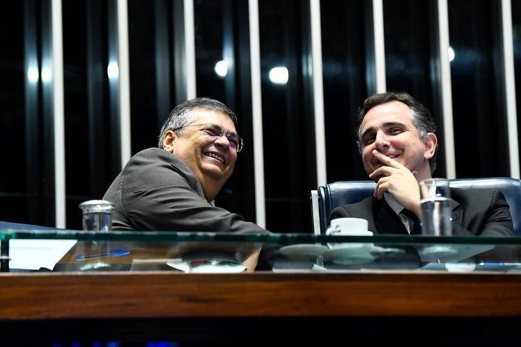 Em seu retorno ao Senado, o futuro ministro do STF Flávio Dino (PSB-MA) ri com o presidente da Casa, Rodrigo Pacheco (PSD-MG)