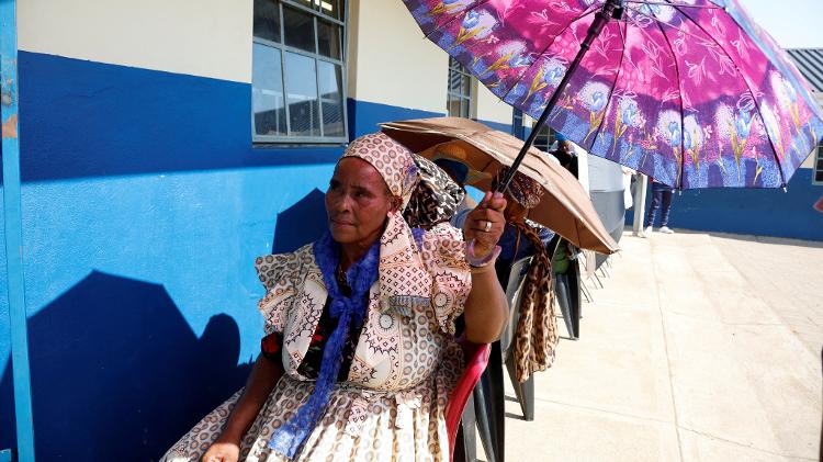 Eleitores fazem fila em Nkandla para votar em eleições que irão escolher o novo presidente da África do Sul