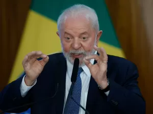 Lula diz que 'não descarta' corte de gastos em nenhuma área do governo