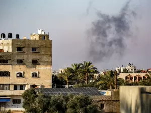 Ataques e bombas de Israel matam 19 pessoas em Gaza, em meio a manobras em busca de um cessar-fogo
