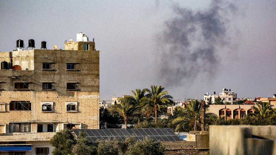 4.jun.2024 - Ondas de fumaça durante o bombardeio israelense em al-Bureij, no centro da Faixa de Gaza