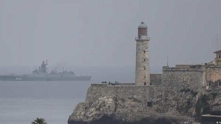 A fragata Admiral Gorshkov, um dos principais navios da frota russa, parada na costa de Havana