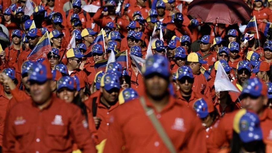 Apoiadores de Nicolás Maduro participam de comício em Caracas