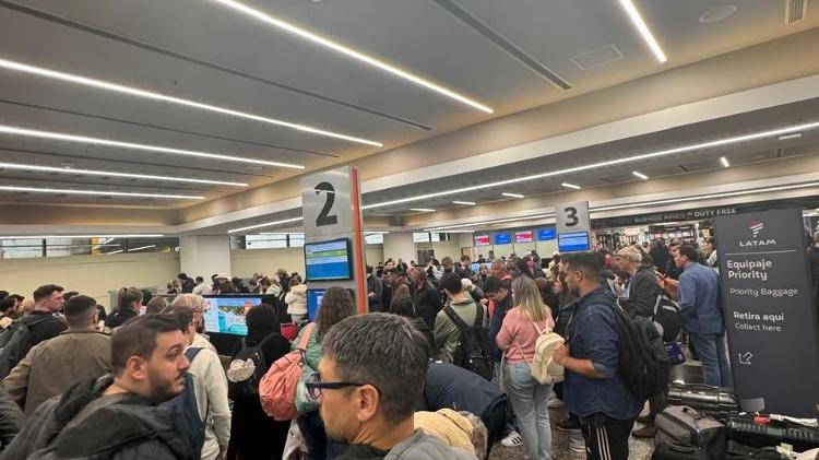 Retirada de bagagens do aeroporto Jorge Newby em meio a paralisação de aeroviários