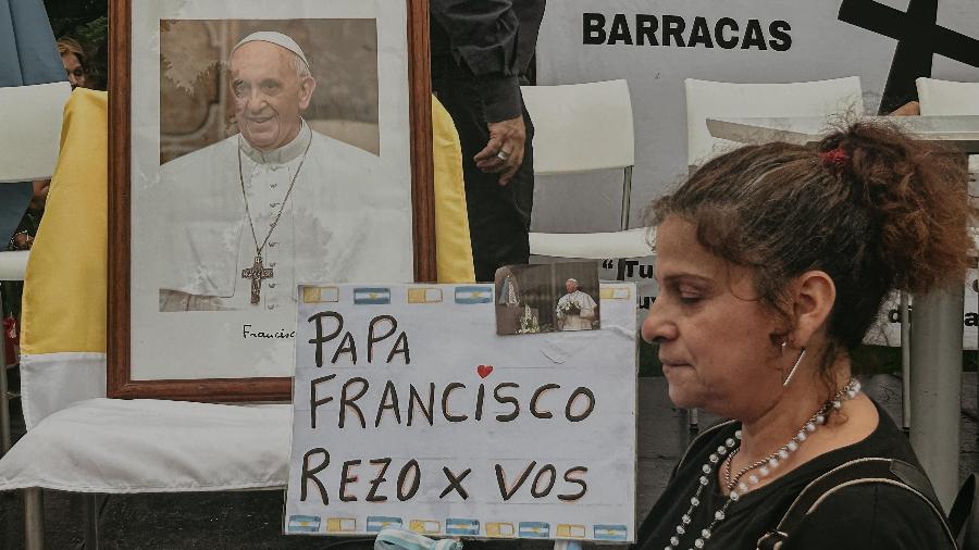 24.fev.25 - "Papa Francisco, rezo por você", diz cartaz em missa pela saúde do pontífice na praça Constituição, em Buenos Aires 24.fev.25 - "Papa Francisco, rezo por você", diz cartaz em missa pela saúde do pontífice na praça Constituição, em Buenos Aires