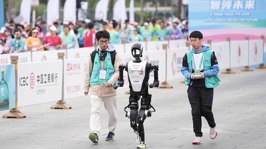 Robôs correm meia-maratona em Pequim - Zhang Xiangyi/China News Service/VCG via Getty Images