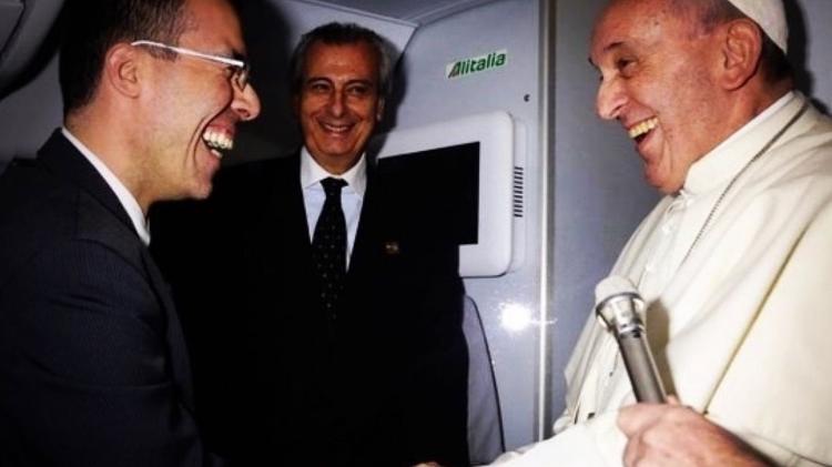 Foto de arquivo, 2012 - Jamil Chade e o papa Francisco, a caminho do Rio de Janeiro Foto de arquivo, 2012 - Jamil Chade e o papa Francisco, a caminho do Rio de Janeiro