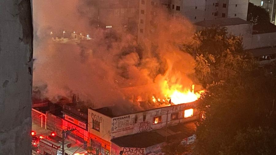 Incêndio atinge imóvel na Avenida Angélica, no centro de SP - Eduarda Esteves/UOL