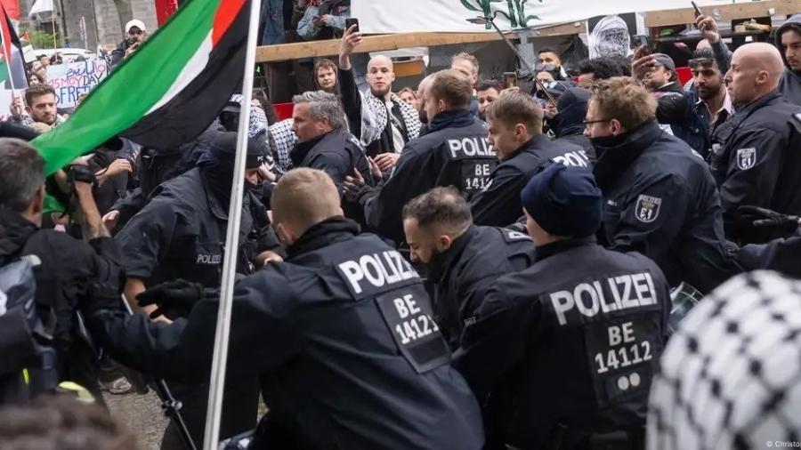 Policiais dizem ter reagido a atos de violência "de dentro da multidão", de onde garrafas, pedras e objetos teriam sido atirados Policiais dizem ter reagido a atos de violência "de dentro da multidão", de onde garrafas, pedras e objetos teriam sido atirados