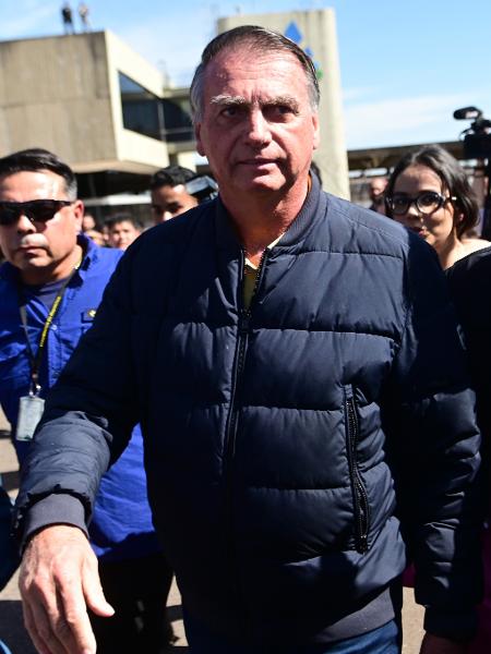 Jair Bolsonaro saindo da sede da Polícia Federal