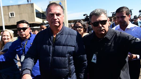 Jair Bolsonaro deixa a sede da PF após colocar a tornozeleira eletrônica; humilhação 'suprema', imposta pelo Supremo, foi 'cavada' pelas atitudes do réu, segundo colunistas