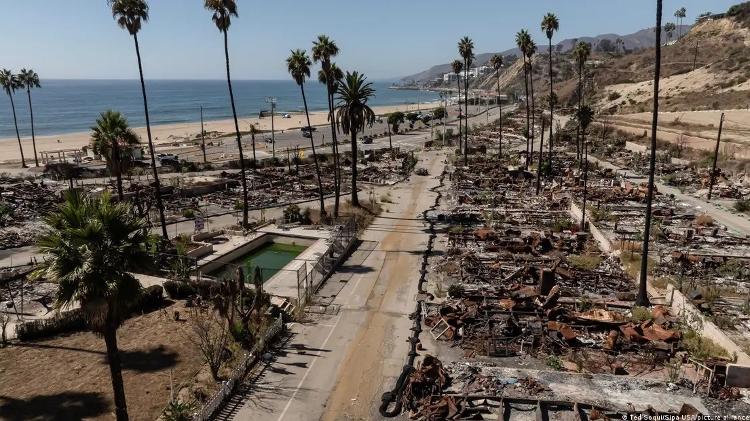 O homem suspeito de provocar um incêndio criminoso em Pacific Palisades, nos EUA, em 2025, usou o ChatGPT para gerar imagens de cidades em chamas e perguntou sobre as consequências legais por um incêndio causado por um cigarro descartado O homem suspeito de provocar um incêndio criminoso em Pacific Palisades, nos EUA, em 2025, usou o ChatGPT para gerar imagens de cidades em chamas e perguntou sobre as consequências legais por um incêndio causado por um cigarro descartado