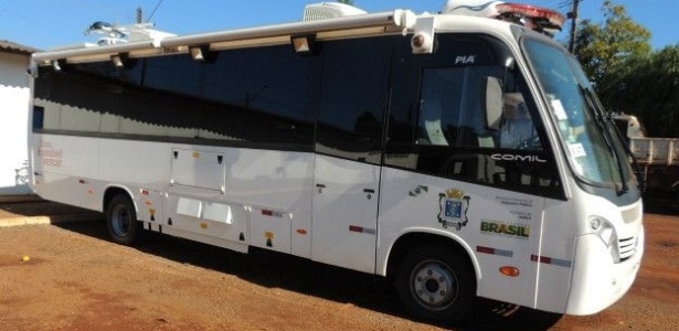 Ônibus que a Prefeitura de Cascavel (PR) recebeu em outubro de 2014 e que permanecia parado quase um ano depois; gestores dizem que falta de câmeras impede uso - Divulgação