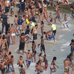Em meio à correria, policiais capturam jovem que roubou casal na praia do Arpoador no domingo (20) - Domingos Peixoto/Agência O Globo