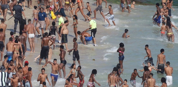 Em meio a correria, policial detém jovem que roubou casal na praia do Arpoador - Domingos Peixoto/Agência O Globo