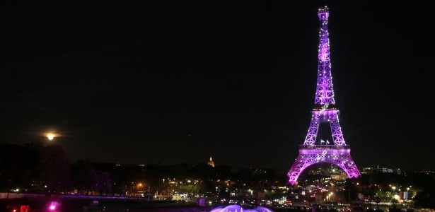 Torre Eiffel, em Paris, iluminada em rosa para celebrar campanha de combate ao câncer de mama - Jacques Demarthon/ AFP